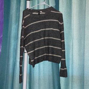 •gray/white striped sweater•
